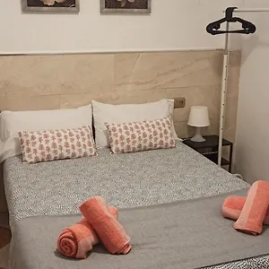 acogedor-apartamento-a-10-minutos-del-centro-de-malaga.hotelsinnerja.org/
